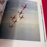 LES DIABLES ROUGES la patrouille acrobatique belge (prix réduit : une griffe s/la couverture et deux pages décousues).