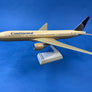 Maquette de bureau sur socle — Continental Airlines – Boeing 777-200ER – 30 × 30 cm