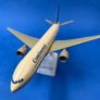 Maquette de bureau sur socle — Continental Airlines – Boeing 777-200ER – 30 × 30 cm