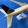Maquette de bureau sur socle — Continental Airlines – Boeing 777-200ER – 30 × 30 cm