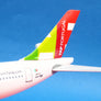 AIRBUS A330-200 — 🇵🇹 TAP Air Portugal — modèle de bureau sur socle — 30 cm — échelle 1:200