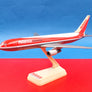 BOEING 767-200 — 🇨🇴 Avianca Colombia — modèle de bureau sur socle — échelle 1:200 — 27 cm