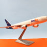 Boeing 777F FedEx Express — 🇺🇸 FedEx Express — maquette de bureau — Socatec Aircraft Models — env. 1:200