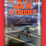 DE VLUCHT VAN DE INTRUDER — Een en al actie, emotie, spanning en tragedie CLIVE CUSSLER —