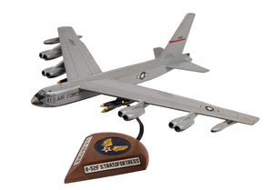 BOEING B-52F STRATOFORTRESS Maquette en résine sur son socle en bois