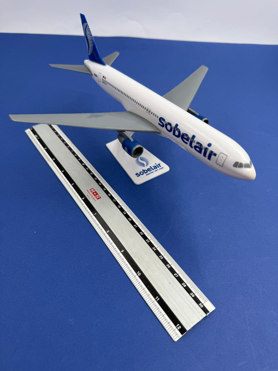 Modèle en plastique sur pied d'un Boeing 767 - 300 de la Sobelair / Sabena (Registration: OO-SLR)