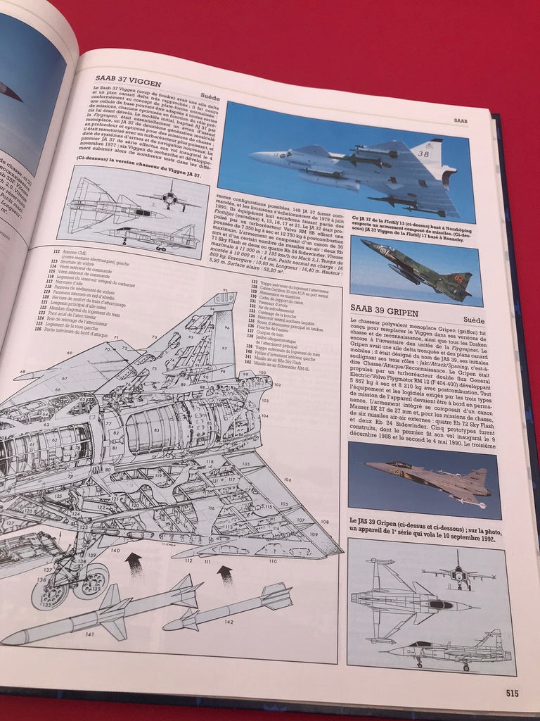 LE GRAND LIVRE DES CHASSEURS — L’encyclopédie illustrée de tous les avions de chasse et tous les détails de leur fabrication —