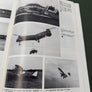 LICHT VLIEGWEZEN — AVIATION LÉGÈRE 25 ANS — avec signatures de l’équipe de la patrouille des «Blue Bees» —