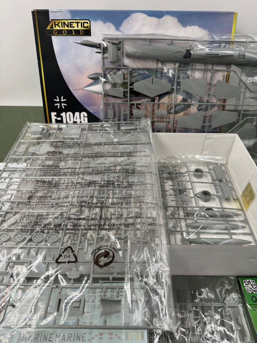 Maquette à monter - F-104G LUFTWAFFE STARFIGHTER KINETIC GOLD 1/48e **LIKE NEW INSIDE UNOPENED**