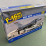 MAQUETTE À MONTER - 2-in-1 F-16DG/DJ [Block 40/50] Fighting Falcon USAF Viper Two Seaters Kinetic | N° K48005 | 1:48