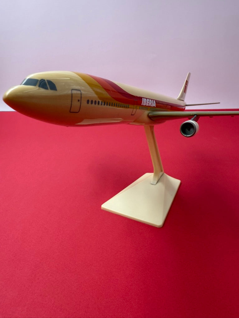Maquette en plastique du Airbus A340-600 de la Iberia Líneas Aéreas de España