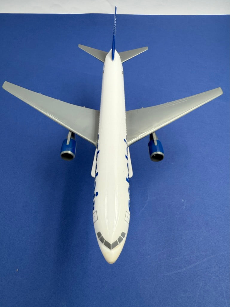 Modèle en plastique sur pied d'un Boeing 767 - 300 de la Sobelair / Sabena (Registration: OO-SLR)