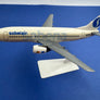 Modèle en plastique sur pied d'un Boeing 737- 300 de la Sobelair / Sabena (Registration: OO-SBZ)