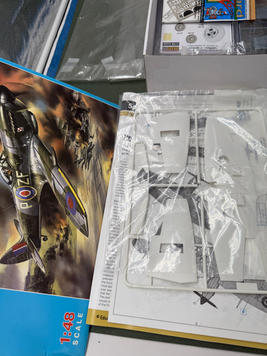 MAQUETTE À MONTER - Spitfire Mk.XVI Bubbletop ProfiPack Eduard | No. 8285 | 1:48