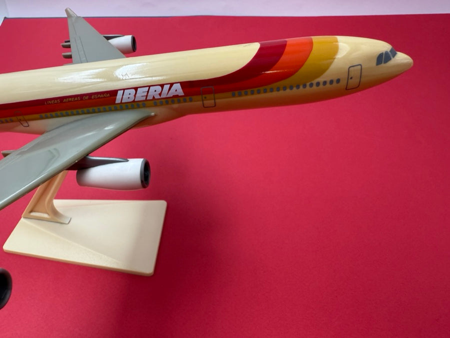 Maquette en plastique du Airbus A340-600 de la Iberia Líneas Aéreas de España