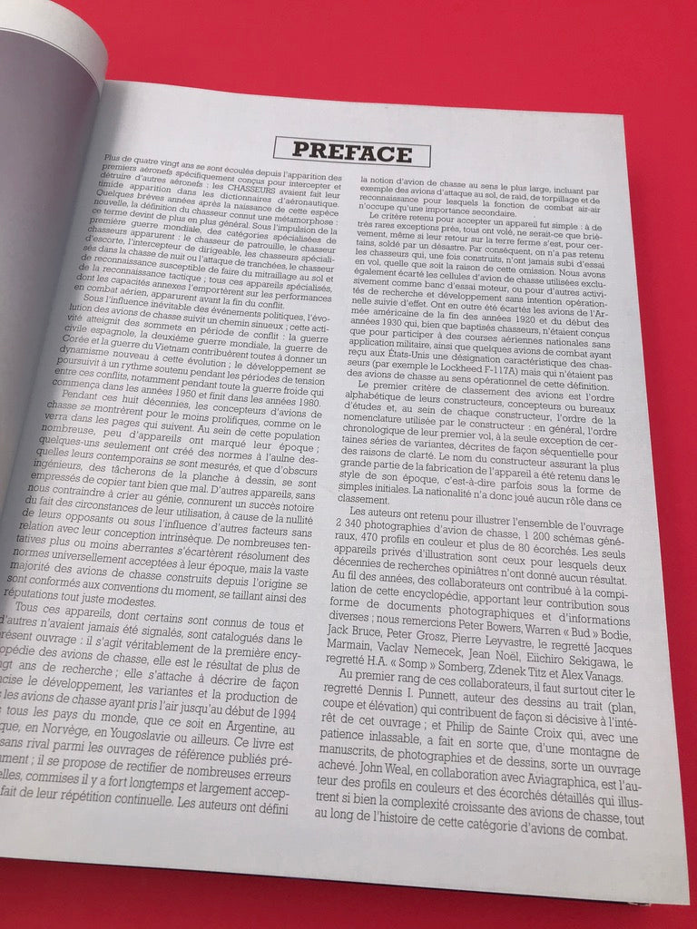 LE GRAND LIVRE DES CHASSEURS — L’encyclopédie illustrée de tous les avions de chasse et tous les détails de leur fabrication —