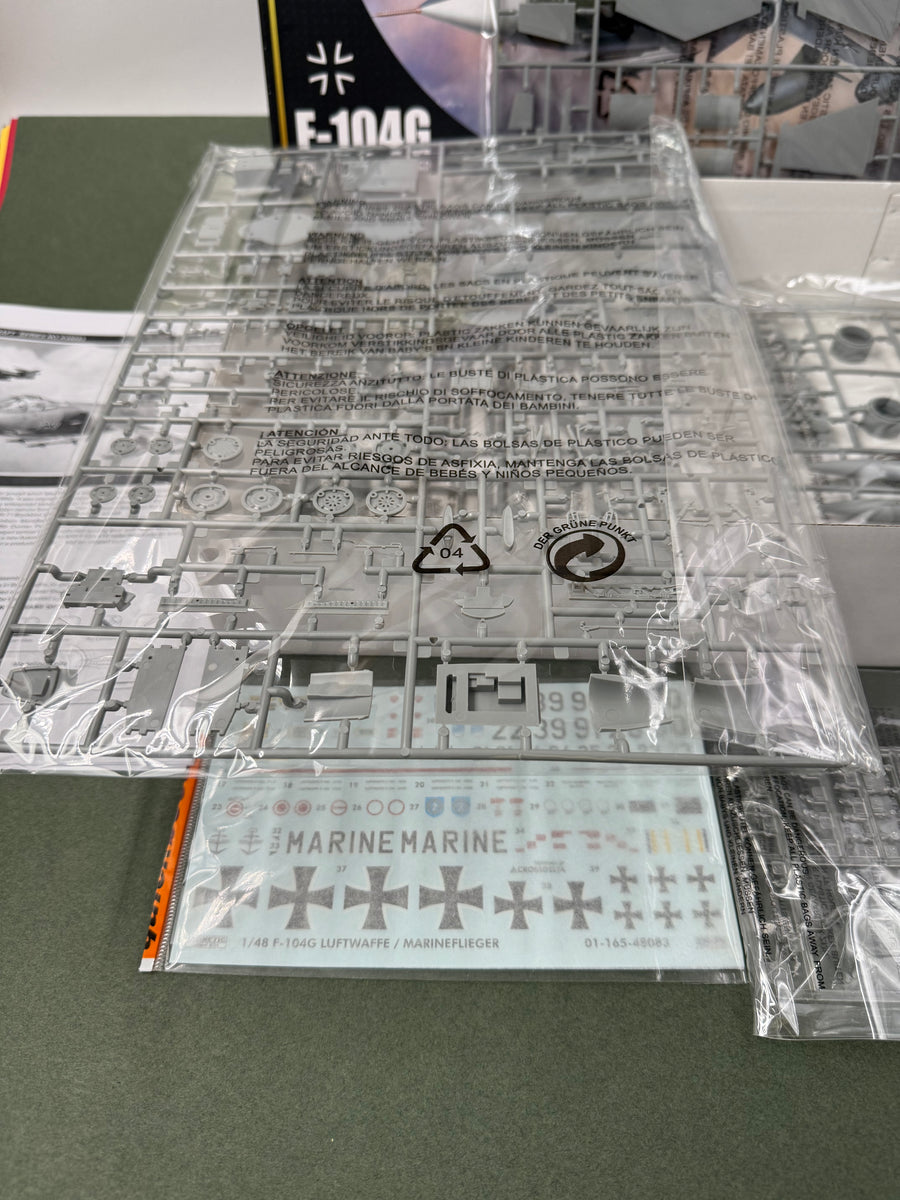 Maquette à monter - F-104G LUFTWAFFE STARFIGHTER KINETIC GOLD 1/48e **LIKE NEW INSIDE UNOPENED**