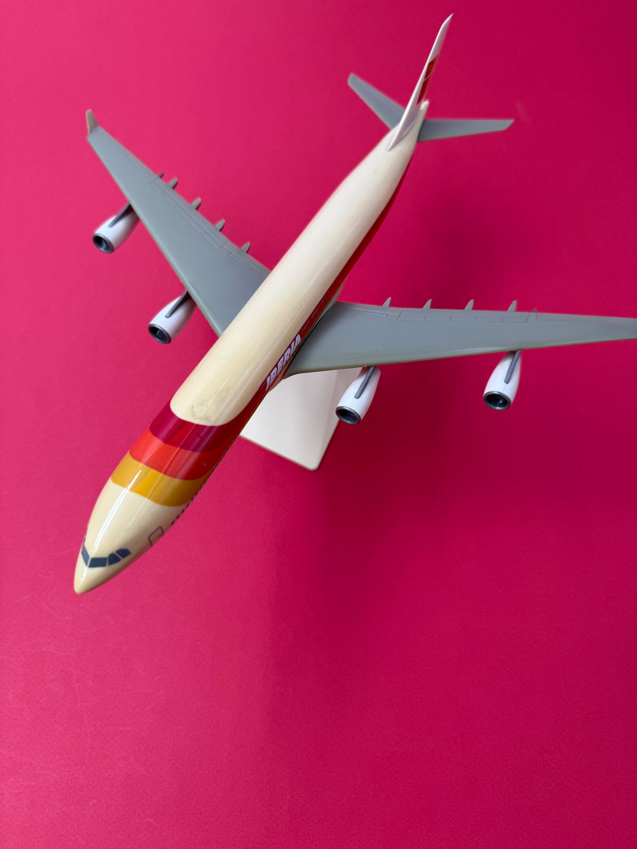 Maquette en plastique du Airbus A340-600 de la Iberia Líneas Aéreas de España