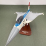 Maquette du F-16 XL, prototype expérimental — 40 cm x 26 cm —
