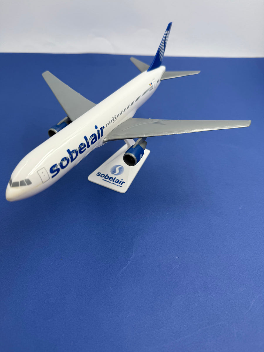 Modèle en plastique sur pied d'un Boeing 767 - 300 de la Sobelair / Sabena (Registration: OO-SLR)