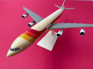 Maquette en plastique du Airbus A340-600 de la Iberia Líneas Aéreas de España