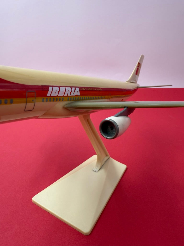 Maquette en plastique du Airbus A340-600 de la Iberia Líneas Aéreas de España