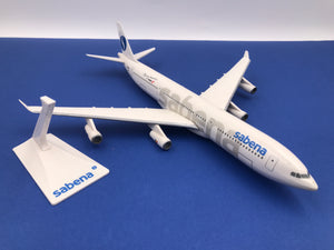Modèle en plastique sur pied d'un Airbus A340 - 200 de la Sabena ( OO - SAB (*)), en partenariat avec Swissair