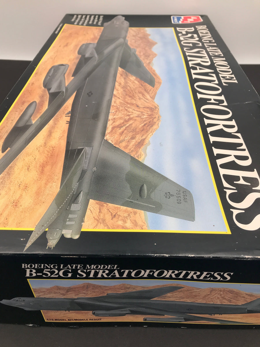 1/72 SCALE MODEL BOEING LATE MODEL B-52G STRATOFORTRESS (inside open sale for parts)