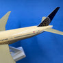 Maquette de bureau sur socle — Continental Airlines – Boeing 777-200ER – 30 × 30 cm