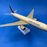 Maquette de bureau sur socle — Continental Airlines – Boeing 777-200ER – 30 × 30 cm