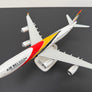 Airbus A340-300 – Air Belgium – Livrée 2018 – Maquette 1/200 en plastique – 31 cm – Avec socle