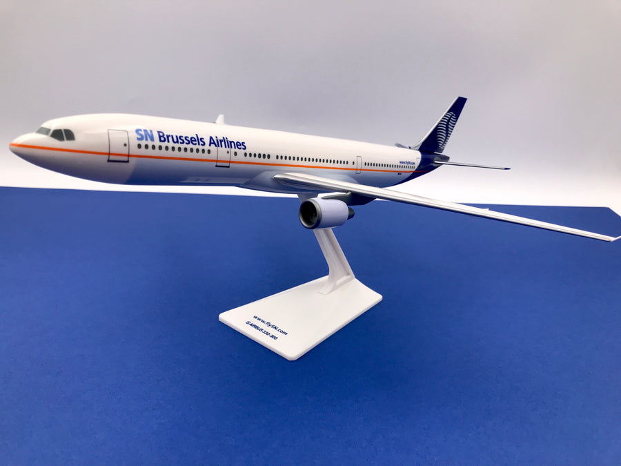 Airbus 330-300 SN Brussels Airlines Scale 1:200. Maquette en plastique, montée. Excellent état.