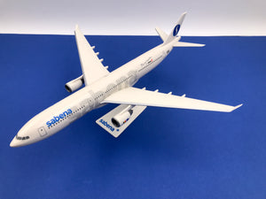 Modèle en plastique sur pied d'un Airbus A330 - 200 de la Sabena ( OO - SAB ), en partenariat avec Swissair ( avec sa boîte d'emballage )