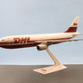 Airbus A300B4 - 🇩🇪 DHL Worldwide Express - maquette de bureau avec support – 27 × 23 cm