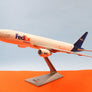 Boeing 777F FedEx Express — 🇺🇸 FedEx Express — maquette de bureau — Socatec Aircraft Models — env. 1:200