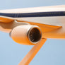Airbus A330-200 — 🇮🇳 Jet Airways — maquette de bureau en plastique — échelle env. 1:200
