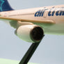 Airbus A310-300 - 🇨🇦 Air Transat - maquette de bureau en plastique avec support – 1:200 - 23 × 23 cm