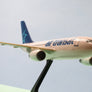Airbus A310-300 - 🇨🇦 Air Transat - maquette de bureau en plastique avec support – 1:200 - 23 × 23 cm