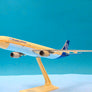 Airbus A330-300 - 🇧🇪 SN Brussels Airlines - maquette de bureau en plastique avec support – env. 1:200 - 31 × 30 cm
