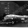 Photographie représentant le transport de la Caravelle dans les rues de Bruxelles, à destination du Musée de l'Air