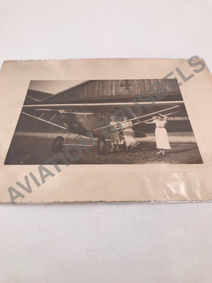 PHOTO : Trois dames posant avec un appareil civil devant le hangar n° 4