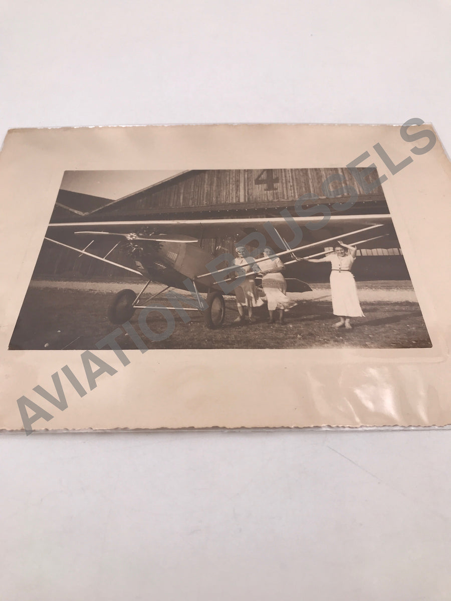 PHOTO : Trois dames posant avec un appareil civil devant le hangar n° 4