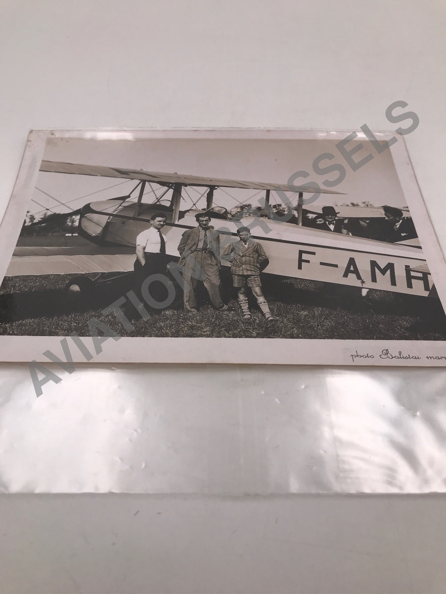 PHOTO : Sept hommes et un enfant avec un Caudron C.272 Luciole ( F - AMHF )
