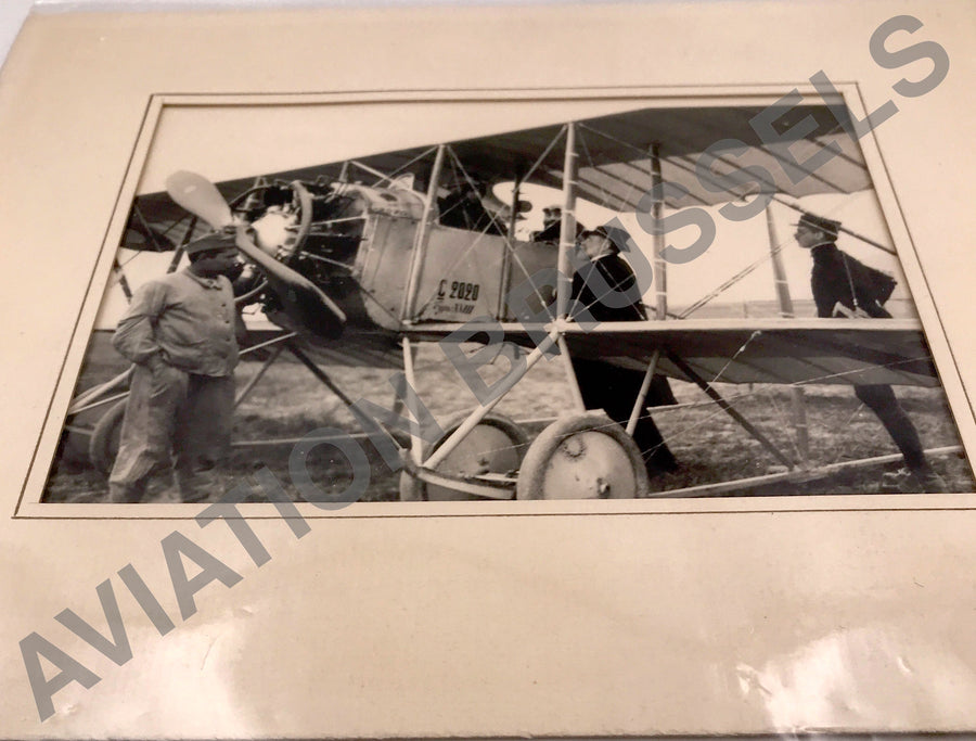 PHOTO de deux aviateurs, à bord du Caudron G.3 C 2020 ( Type XVIII ), s'entretenant avec un civil