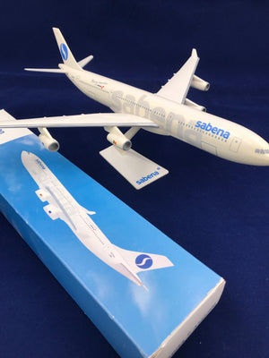 Modèle en plastique sur pied d'un Airbus A340 - 200 de la Sabena ( OO - SAB ), en partenariat avec Swissair ( avec sa boîte d'emballage ). Scale Model 1/200