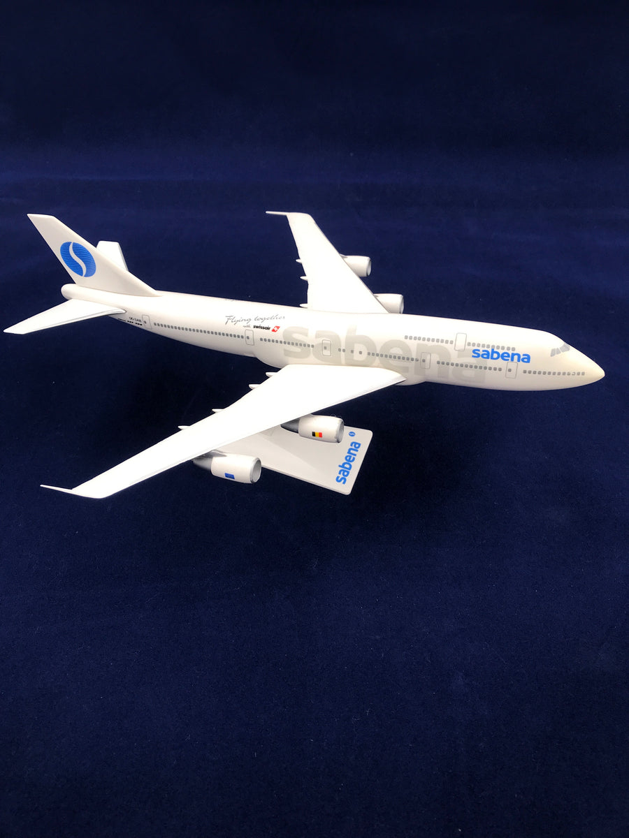 Modèle en plastique sur pied d'un Boeing 747 - 300 de la Sabena ( OO - SAB ), en partenariat avec Swissair ( avec sa boîte d'emballage ). Scale Model 1/250