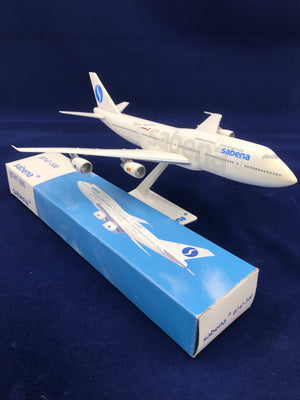Modèle en plastique sur pied d'un Boeing 747 - 300 de la Sabena ( OO - SAB ), en partenariat avec Swissair ( avec sa boîte d'emballage ). Scale Model 1/250