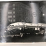 Photographie représentant le transport de la Caravelle dans les rues de Bruxelles, à destination du Musée de l'Air