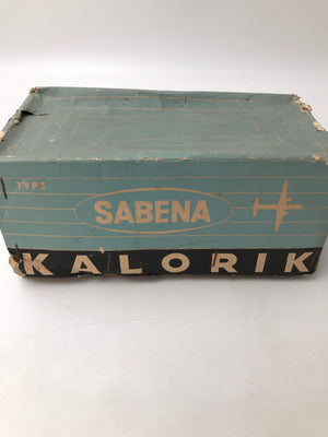 Fer à repasser de voyage de la marque Kalorik, contenu dans sa boîte portant le logo de la Sabena