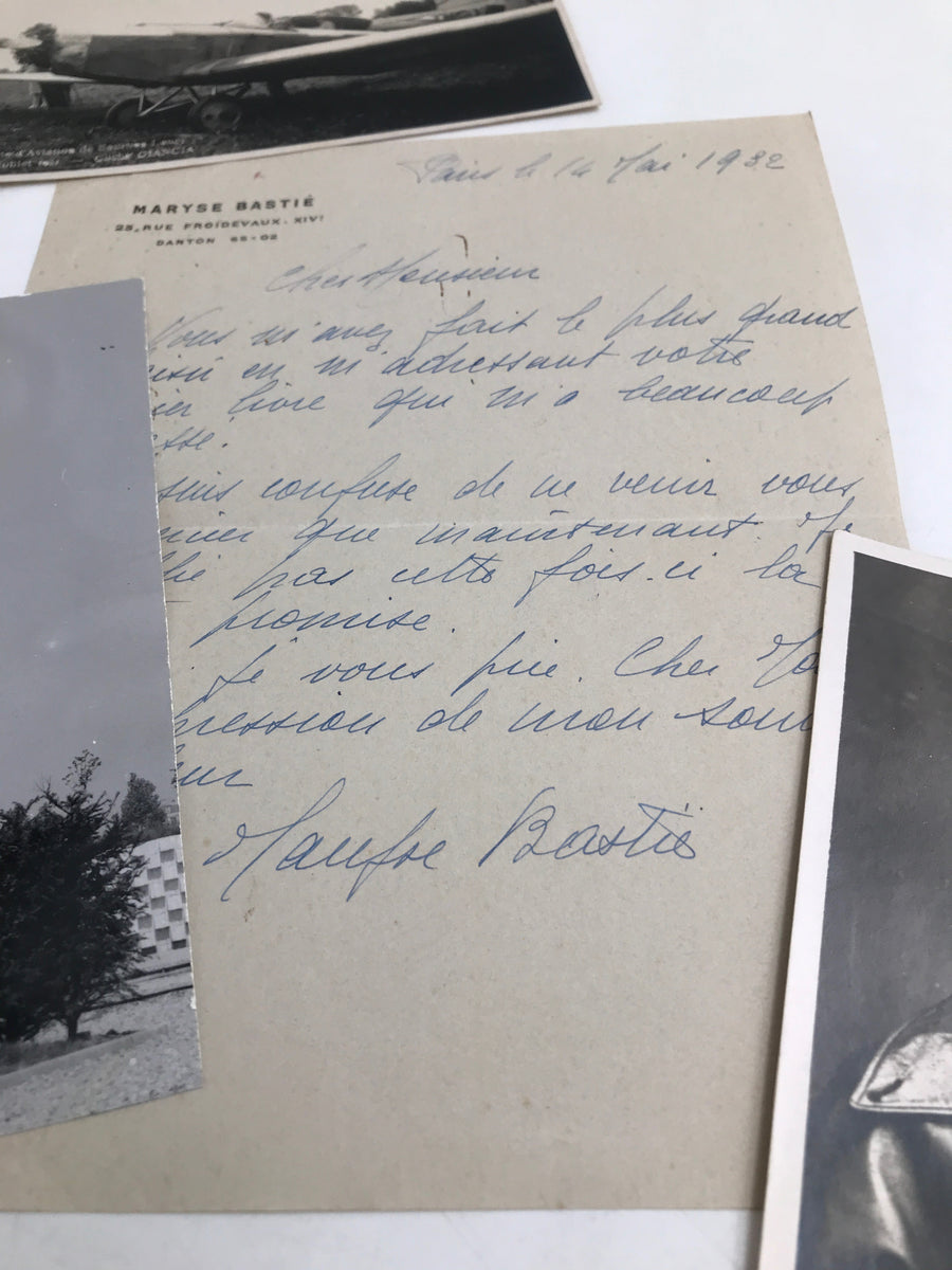 Lot Maryse Bastié : lettre à en - tête ( 1932 ), deux cartes postales ( portrait et à bord de son avion ) et photographie du monument